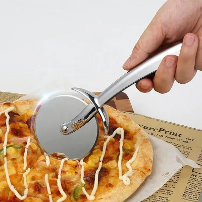 Kitchen Gadget: Zinc Alloy Pizza Cutter with Smooth-Rolling Wheel and Metal Handle