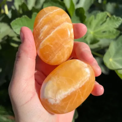 High Quality Crystal Palm Stones Natural Polished Orange Calcite Palm Stones for Healing
