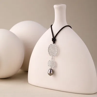 18K Fashionable Personalized Metal Texture Pearl Necklace Serving 30 Famous Pearl Jewelry Brands Pearl Pendants Charms