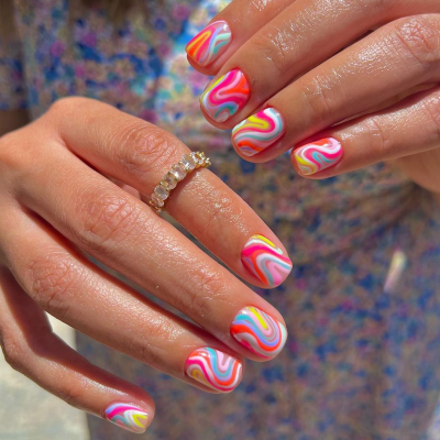 24pcs Colored Lines Wear Nail Art Colorful Hill Pattern Nail Rainbow Pattern Nails Artificial Fingernails