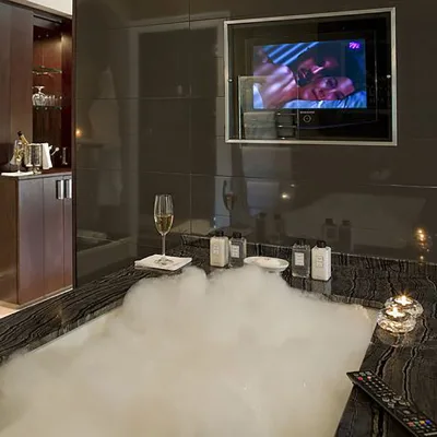 2025 32 Inch Touch Screen Waterproof Bathroom Smart Mirror TV with Internet Wifi Full HD Screen Android System