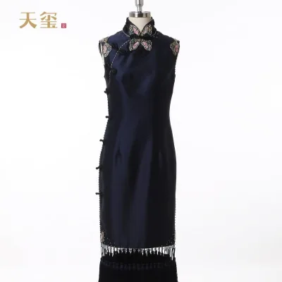 Chinese Cheongsam Pipao Chirpaur Bespoke Luxury Custom Wedding Bridal Bride Mother of Bride Plus Size Oriental Knot Button