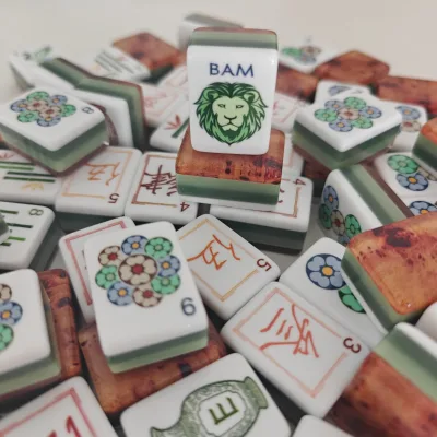 New Arrival Luxury Mahjong Tiles American OMHJGO Auspicious Koi Mahjong Tiles with lion Joker Wood Grain Back Set for Chess Game