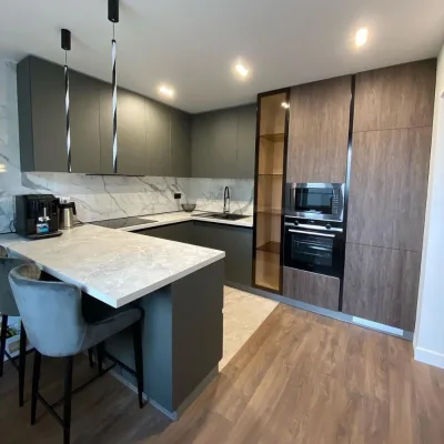 Custom Modular Handleless Kitchen Cabinet With Glass Display Tall Unit Factory Direct Price Marble Top for Modern Apartment