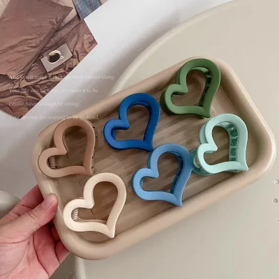 New Fashion Heart-Shaped Hollow Plastic Hair Claw Clip for Girls Personalized Color Hair Accessory