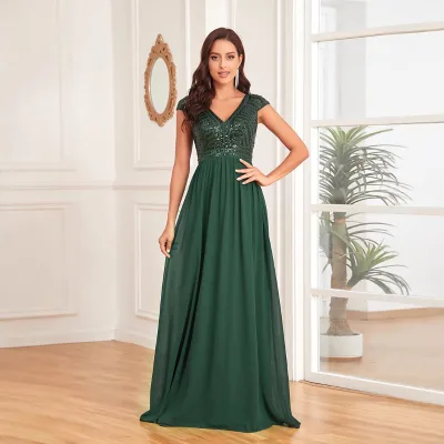 A Green Form-fitting Mermaid Evening Dress for Ladies, Featuring a Chiffon Cap