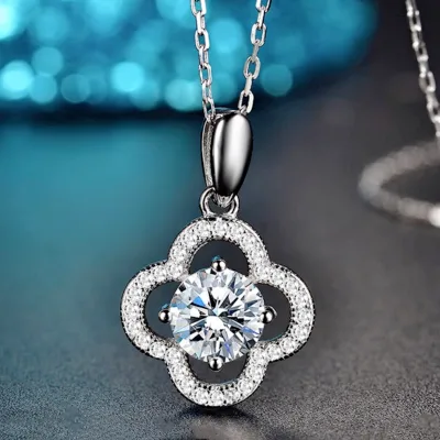 Wholesale High-Grade European American S925 Sterling Silver 1ct Four-Leaf Clover Moissanite Necklace Pendant for Women
