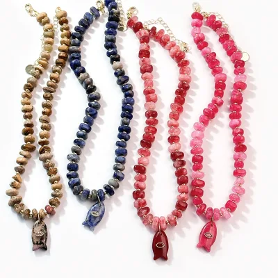 TRENDY Natural Crystal Chip Contrast Color Beaded Necklace Fish Pendant Handmade Choker Necklace for Women Party Gift Jewelry