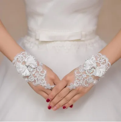 2025 New Bridal Gloves Crystal Bow Lace Embroidered Flower Gloves Short Wedding Lace Gloves Wedding Party Costume Accessories