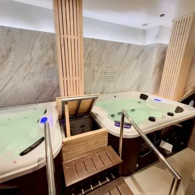 Customized Lazy Spa Hot Tub Outdoor Pool Waterfall 5 People Spa Bathtubs Hot Tube Outdoor Tina square Intex Spa Hot Tub Scum