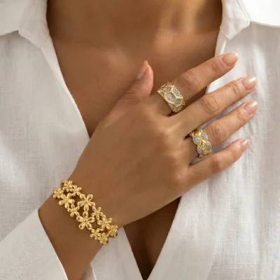 Elegant 18K Gold Plated Multi-Flower Daisy Open Cuff Bracelet Exquisite Adjustable Floral Bangle Jewelry for Women Wedding Gift