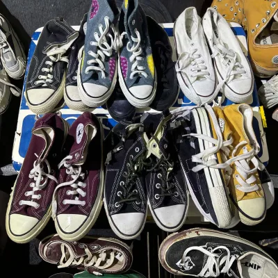 Used Men's Canvas Shoes Various styles of canvas shoes are suitable for all seasons.