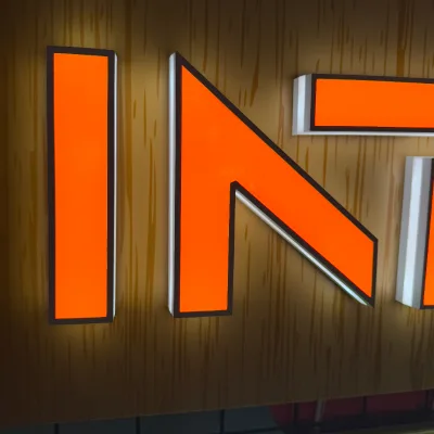 Custom Large Size Waterproof LED Illuminated Signage 3D Letters Outdoor Advertising Metal Sign Board for Bars Hospitals Schools