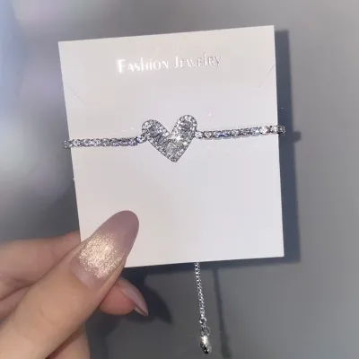 Fresh, niche, light Luxury heart-shaped heart bracelet 2025, young, luxurious, high-end, simple and sweet heart-shaped heart