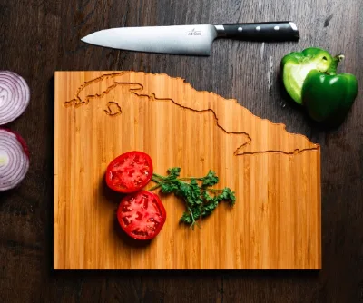 Customizable Eco-Friendly Wooden Chopping Board with Personalized Logo for Kitchenware Cheese Serving and Safety