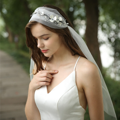 Ameliebridal Handmade Factory Sell Flower Decorated Crystal Hairvine Bride Lace Veil Wedding Dress Veil Long Wedding Veil