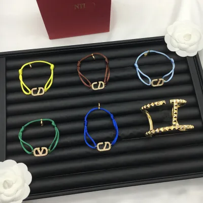 V-shaped letter charm bracelet for women, trendy and simple, red rope, V-shaped bracelet, vintage brass, wholesale.