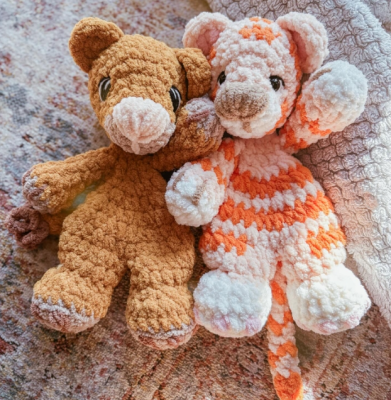 Customized Design and Label Hand Crochet Thick Yarns Chenille Plush Toys Little Tiger Comforter Animal Toy As Gifts for Kids