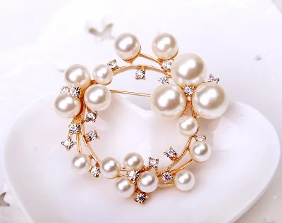 Gold Color Alloy Crystal Rhinestone Pearl Brooch Feminine Anti-Slip Pin for Women Bridal Creative Corsage Silk Scarf Buckle