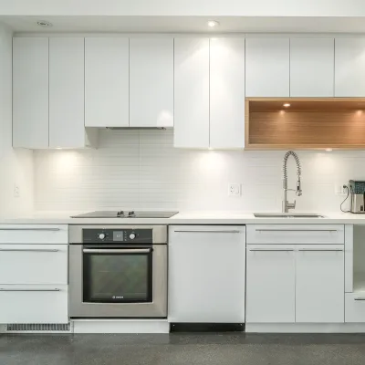 High Quality Modern Wooden Slap Door Design Modular Kitchen Cabinet with Stainless Steel Pulls