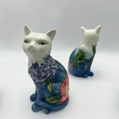 Cat Figurine, Blue and White Cat Ornament Ceramic 3D Standing Cat Statue Figurine