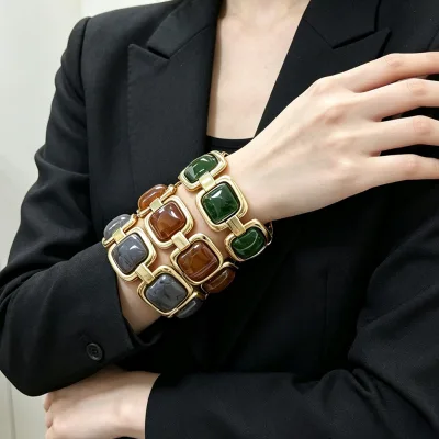 This is a retro geometric square gemstone-encrusted wide bracelet for women, exuding a sense of fashion and sophistication. It