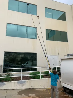 Salt Spray Resistant Carbon Fiber Telescopic Cleaning Pole for Coastal Facade Washing