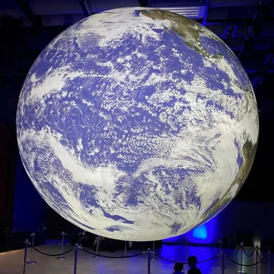 Custom Curved Seam Indoor Sphere LED Wall LED Creative Display Screen for Planetarium Interior