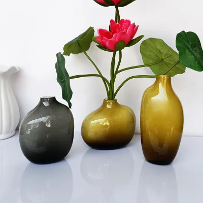 Nordic Fresh Luxurious Handmade Small Glass Flower Vase Modern Retro Style Tabletop Home Decor with Simple Flower Arrangement