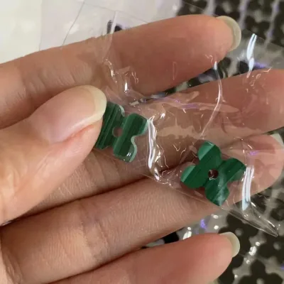 New Design High Quality Natural Malachite 13*13*2mm Four Leaf Clover Gemstones with Holes Smooth Flat Cutting Green Malachite