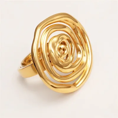 A best-selling European and American style stainless steel 24K gold non-fading ring, a niche, simple, versatile high-end lad