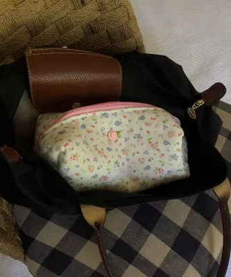 Custom Insta-Style Fresh Floral Zipper Bag with Fashionable Lady Logo Cute Cosmetic Bag for Travel