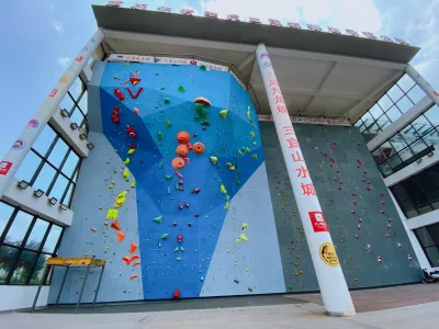 Stable Galvanized Steel Frame Climbing Wall Custom Size Indoor Outdoor Sports Climbing Structure