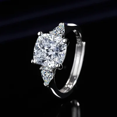 A popular Korean-style square ring on Xiaohongshu, the same as the one on Instagram, is set with a 5-carat square diamond as a