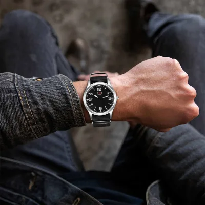 Men Luminous Quartz Wristwatch with Integrated One-Piece Strap Casual Waterproof Design for Everyday Business Wear