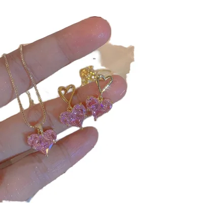 2023 Women's Gold Plated Zircon Necklace Fashionable Heart Pendant for Weddings Parties Engagements Anniversaries Perfect Gift