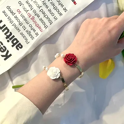 2025 New Fashion Retro Baroque Rose Flower Pearl butterfly Stitching Bracelet for Girlfriends