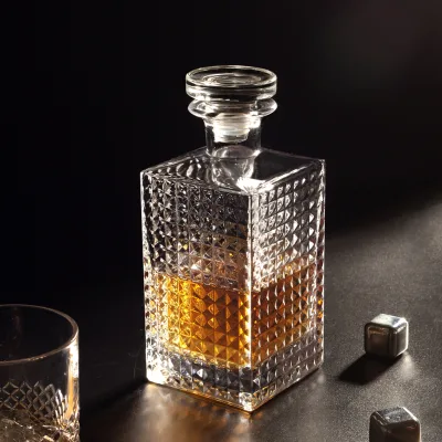 Luxury 700ml Soda-Lime Lead-Free Glass Diamond Cut Design Whiskey Decanter with Airtight Stopper for Whiskey Wine & Vodka