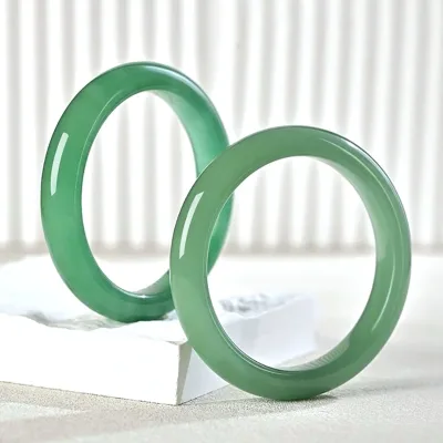 High Quality Green Aventurine Jade Bracelet Fashionable Crystal Bangle for Gift Giving and Art Theme