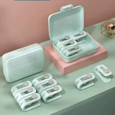A Set of 6-piece Quilt Clips and Bed Sheet Fixers, with Plastic Clips Without Needles, for Sewing Purposes
