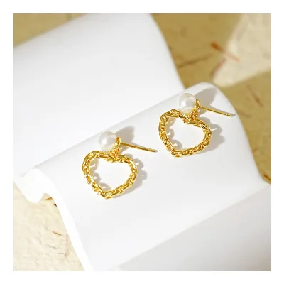 Free Design 925 Silver Chain Heart Shape Hoop Earrings Pearl Inlaid Gold Plated Hollow Pendant Hoop Earrings for Women