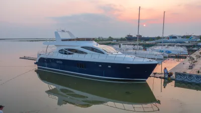 Luxury 55FT Blue Fiberglass Yacht with 450HP Motor 22kn Speed 16.85M Overall Length 41000kg Weight