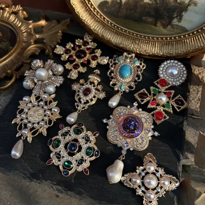 Vintage Pearl and Crystal Brooch Fashion Crystal Rhinestone Brooch Luxurious Jewelry Gift for Women's Clothing Gift Accessories
