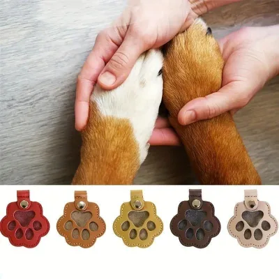 New Paw Shape Pet Hair Memorial Keychain PU Leather Pet Hair Storage Bag Pendant Memorial for Dogs and Cats
