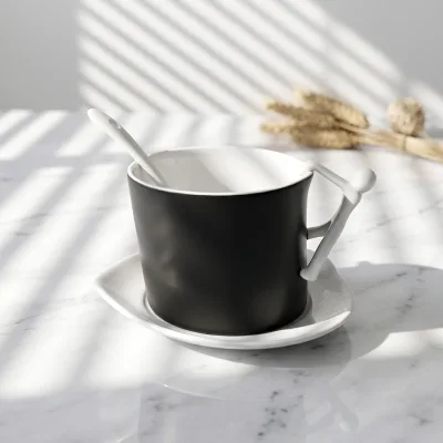 Promotion Black 150ml Ceramic Coffee Cup with Creative Climber Handles and Saucer