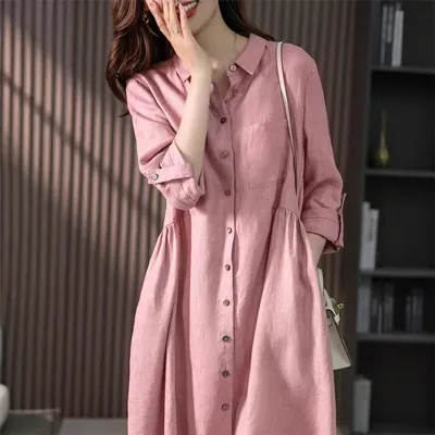 This elegant shirt dress features a niche design and is a new slimming solid-color dress for spring and autumn 2025