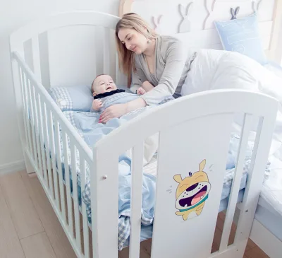 Size Customized Nursery Furniture Baby Cribs with Casters