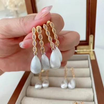 Elegant Gold Plated Copper Brass Wedding Jewelry for Women Tear Drop Zircon Cuff Earrings with Heart Shape Pattern