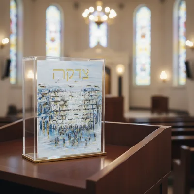 Elegant Luxury Acrylic Tzedakah Box Western Wall Art Gold Hebrew Letter Modern Jewish Washable Polished Display Donation Box