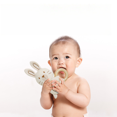 Handmade Newborn Baby Shower Gift Cartoon Animals Organic Cotton Fabric Teether Ring Musical Feature Squeaky Baby Rattle Toy